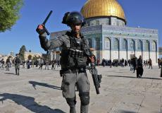 جندي إسرائيلي خلال اقتحام المسجد الاقصى