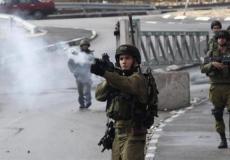 قوات الاحتلال الإسرائيلي تطلق قنابل الغاز تجاه العمال الفلسطنيين