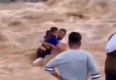 عُماني يغامر بحياته لإنقاذ طفلين من الغرق بالسيول .jpg