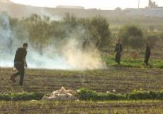 الاحتلال يطلق قنابل الغاز المسيل للدموع تجاه المزارعين - أرشيفية