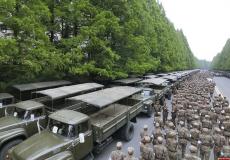 الجيش الكوري الشمالي يوزع الأدوية مع تفشي كورونا.