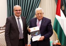 الرئيس محمود عباس يتسلم التقرير السنوي لسلطة النقد الفلسطينية-تصوير ثائر غنايم