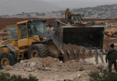 جرافات الاحتلال تغلق طرقاً فرعية في حزما شمال القدس