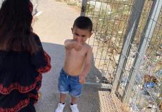 الاحتلال يجبر طفلاً على خلع ملابسه في جنين