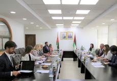 حسين الشيخ يستقبل وزيرة الدولة لشؤون آسيا والشرق الأوسط في الخارجية البريطانية