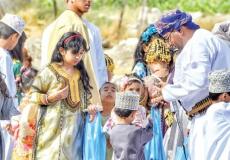 توزيع الحلوى العُمانية على الأطفال في عيد الأضحى المبارك