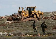 قوات الاحتلال أثناء مصادرة أراضي للفلسطينيين - أرشيفية