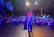 مغني الراب المصري ويجز يحقق حلمه برفع العلم والكوفية الفلسطينية في قلب باريس