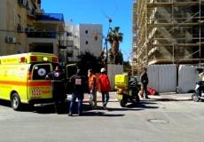 الطواقم الطبية تسعف العامل المصاب في رشة بناء جنوبي يافا