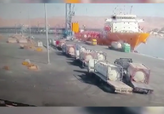 فيديو لحظة سقوط وانفجار صهريج الغاز السام في العقبة