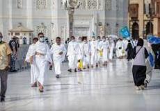 حجاج يؤدون مناسك العمرة