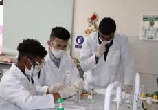 طلاب مدرسة الخليج الوطنية القرهود يقومون بتجارب علمية في أحد المختبرات المتوفرة داخل الحرم المدرسي (مصدر الصورة: موقع مدرسة القرهود دبي الرسمي)