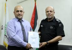 غزة: مراقب عام الداخلية يُسلم قيادة الدفاع المدني تقريرها الرقابي