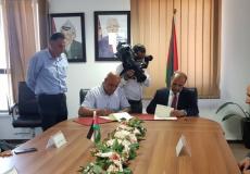وزير الزراعة رياض عطاري أثناء توقيع اتفاقية لانشاء حديقة للمكفوفين في جنين