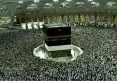 المعتمرون يظهرون في مشد يخطف الانظار حول الكعبة