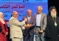 حسين الشيخ خلال تكريمه في المؤتمر التاسع لفلسطيني الاغتراب