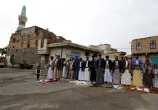 اليمنيون يؤدون صلاة العيد في العراء - أرشيفية