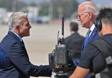 جو بايدن يصافح رئيس الوزراء الاسرائيلي