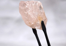 أعلنت شركة التعدين الأسترالية، عن استخراج ماسة وردية نقية نادرة في أحد المناجم التي تديرها، يعتقد أنها أكبر ماسة يتم اكتشافها منذ 300 عام.