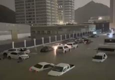 مركبات عالقة وسط السيول في إمارة الفجيرة بفعل الأمطار الغزيرة - توضيحية