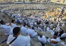 حجاج بيت الله يتوافدون إلى عرفات لأداء الركن الأعظم