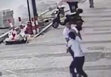 شاهد بالفيديو : رجل صيني ينقذ طفلة أثناء سقوطها من الطابق الخامس