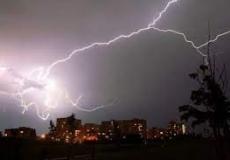 تكوّن سحب رعدية ورياح نشطة على منطقة عسير في السعودية