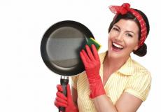 حيلة رائعة بمكوّن في المطبخ تعيد اللمعان لأي مقلاة محروقة