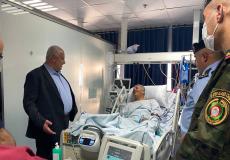 وزير الداخلية زياد هب الريح يعود الدكتور ناصر الدين الشاعر في مستشفى النجاح بمدينة نابلس