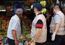 ضبط فواكه ومواد غذائية فاسدة وسط قطاع غزة
