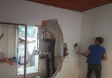 مقدسي يهدم منزله بقرار من سلطات الاحتلال الإسرائيلي - أرشيفية