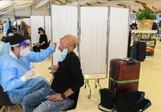 طبيب يجري فحص كورونا لأحد المسافرين في مطار بن غوريون الإسرائيلي - أرشيفية