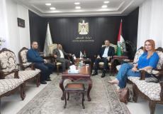 الوزير أحمد عساف ومدير مركز ادارة مخاطر الكوارث حسن ابو العيلة -اجتماع