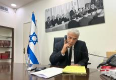 يائير لابيد خلال الاتصال الهاتفي مع بايدن