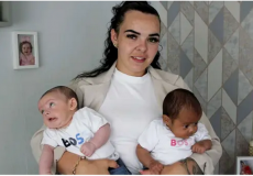 أم بريطانية تنجب تواماً بلوني بشرة مختلفة