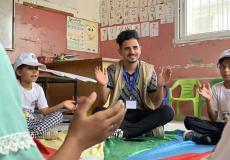 مجموعة من الأطفال المشاركين في مخيم أجيال القدس الذي ينظمه مركز شباب الأمة