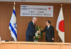 وزير الجيش الاسرائيلي بيني غانتس خلال زيارته لليابان