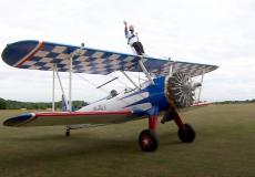 إمرأة  في سن الـ93 عاما تربط نفسها على جناح طائرة محلقة في السماء