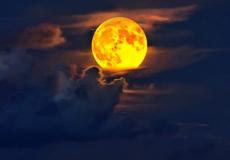 موعد ظهور القمر العملاق الرابع والأخير بالسعودية 