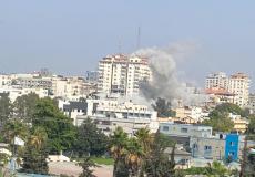 لحظة استهداف شقة سكنية في برج فلسطين وسط حي الرمال بغزة