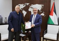 اشتية يتسلم تقرير لجنة الانتخابات المحلية للعام 2021