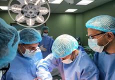 وفد طبّي يزور قطاع غزّة ويجري 26 عملية جراحية معقدة