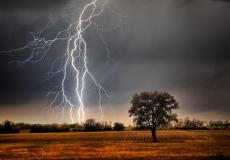 لحظة نزول صاعقه - ارشيف