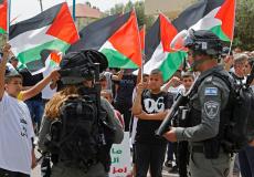 قوات الاحتلال تقمع الأعلام الفلسطينية