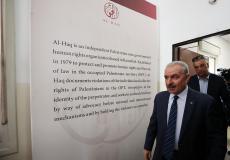 رئيس الوزراء الفلسطيني محمد اشتية، خلال تفقده مؤسسة الحق وعدد من المؤسسات الحقوقية والأهلية التي أغلقها الاحتلال الإسرائيلي