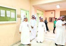 مدير التعليم  فهد الشريف خلال الجولة
