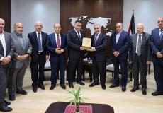 رئيس الوزراء الفلسطيني يتسلم التقرير السنوي لهيئة التقاعد