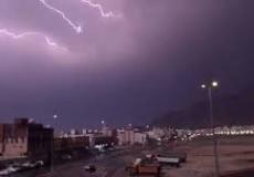 البرق يضيء سماء محافظة أضم بمكة المكرمة