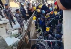 لحظة إخراج شخص على قيد الحياة من تحت أنقاض عمارة اللويبدة في عمان