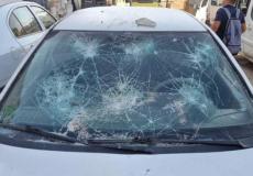 مستوطنون يحطمون زجاج مركبات المواطنين في الخليل